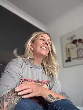blondebitch2 from StripChat is Freechat