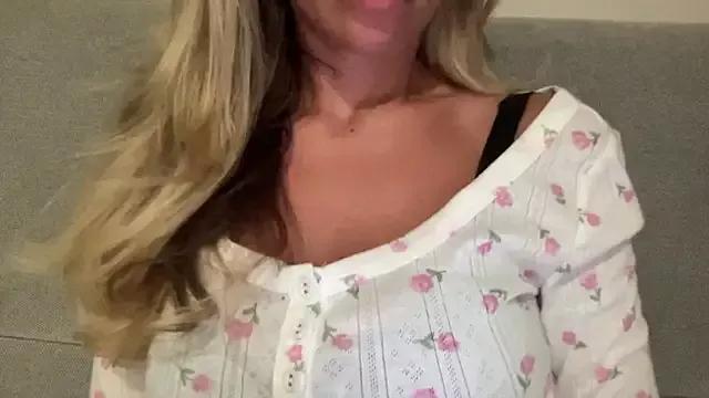 BombshellBunny from StripChat is Freechat