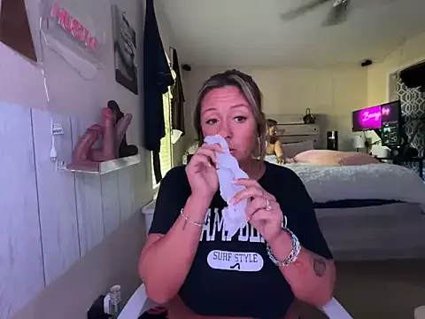 Bossyroxy84 from StripChat