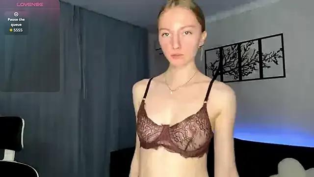 BrightAnnie from StripChat is Freechat