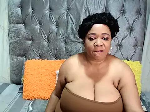 BustyQueenBBBw from StripChat is Freechat