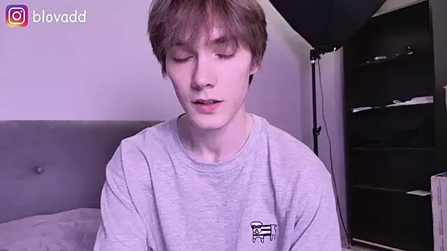 callmenineoneseven from StripChat is Freechat