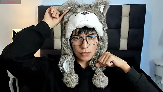 callmesugar_wolf from StripChat is Freechat