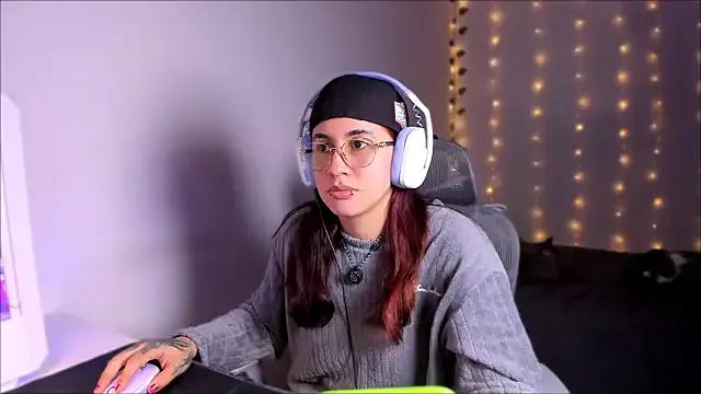 Try our streaming cams variety and talk on a personal level with our adorable girls streamers, showing off their bountiful shapes and dildos.