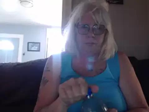 canadiancougar1965 from StripChat