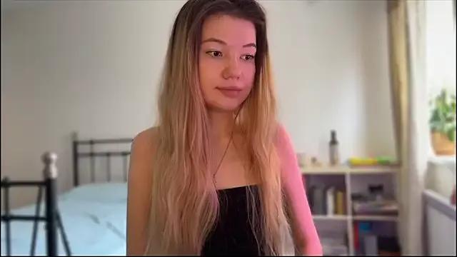Caramel_Peach from StripChat is Freechat