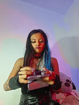 carolinerue from StripChat is Freechat