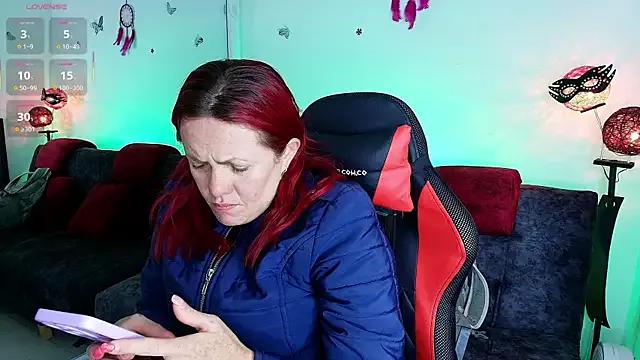 carolinhe_ from StripChat is Freechat