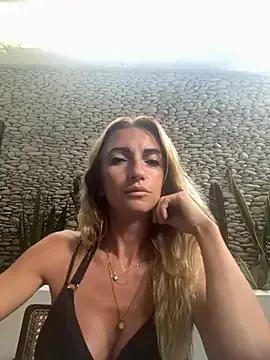 ChasingSunsets-Quinn from StripChat is Freechat