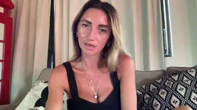 ChasingSunsets-Quinn from StripChat is Freechat