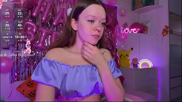 CheekySashaCharm on StripChat 