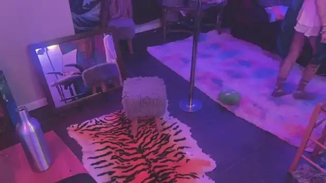 Try our streaming cams variety and talk on a personal level with our adorable girls streamers, showing off their bountiful shapes and dildos.