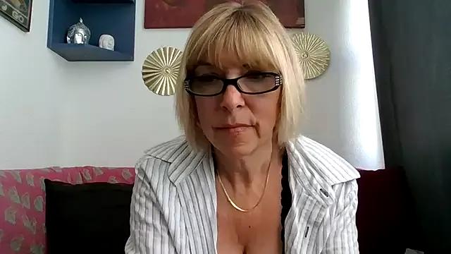 ClassyNAWTYBritMILF from StripChat is Freechat