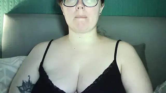 Curvy-BellaX from StripChat is Freechat