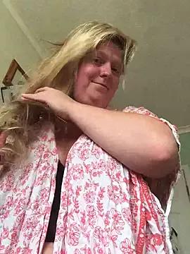 Curvy_Cora_XX from StripChat is Freechat