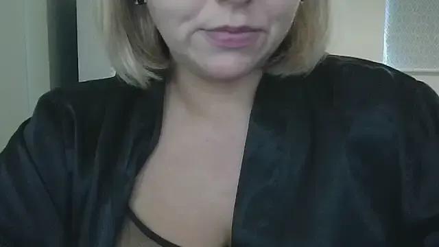 CurvykatieeeXX from StripChat is Freechat