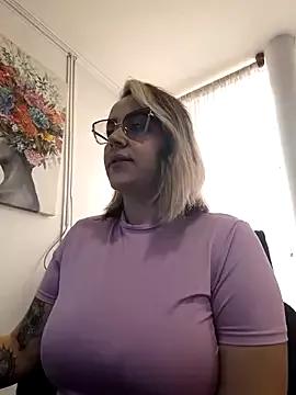 CurvyLust_x from StripChat is Freechat