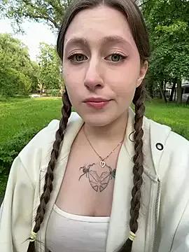 cuteperseon from StripChat is Freechat