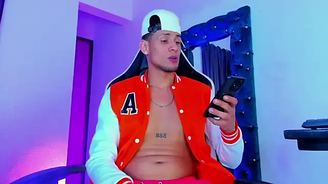 daddys_insanee from StripChat is Freechat