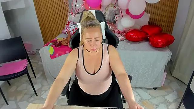 Danna_topless from StripChat