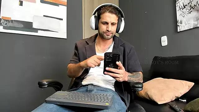 Davevilboy from StripChat is Freechat