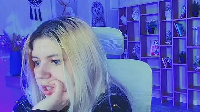 DiaAngell from StripChat