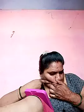 Dolly-hott47 on StripChat 