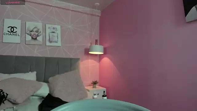 dolly_zoe from StripChat
