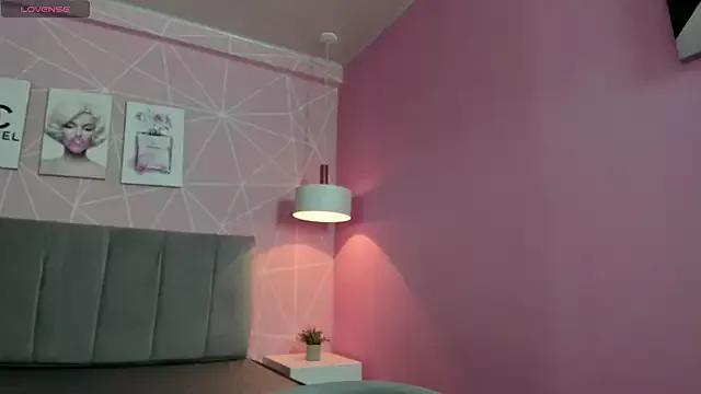 dolly_zoe from StripChat