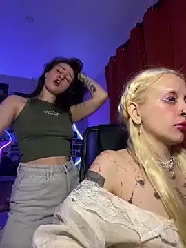 Dooubletroublee from StripChat