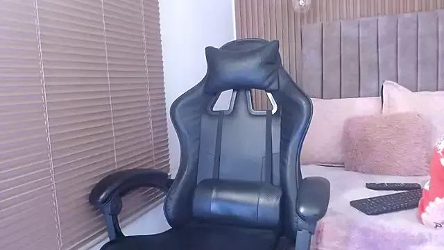 Try our streaming cams variety and talk on a personal level with our adorable girls streamers, showing off their bountiful shapes and dildos.