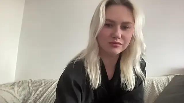 ElaraLuxxxe from StripChat is Freechat