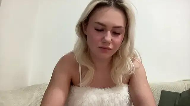 ElaraLuxxxe from StripChat is Freechat