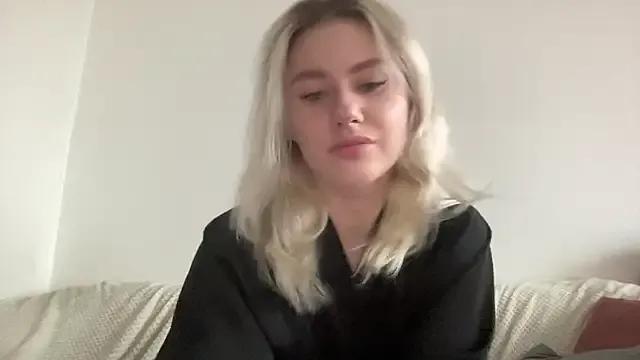 ElaraLuxxxe from StripChat is Freechat