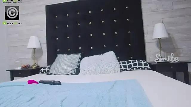 Ella_Lizzie from StripChat is Freechat