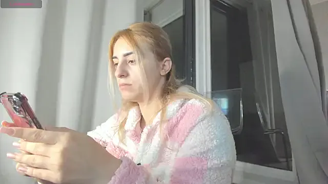 Ella_Vee on StripChat 