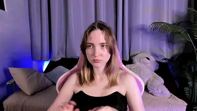 EllaBloom from StripChat