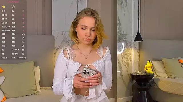 EllenaGreen from StripChat