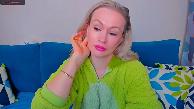 EllenMoore on StripChat 