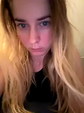 ellieen from StripChat is Freechat