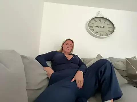 Elliemaee from StripChat is Freechat