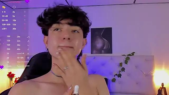 Elliot_younng from StripChat