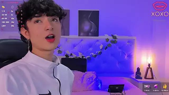 Elliot_younng from StripChat