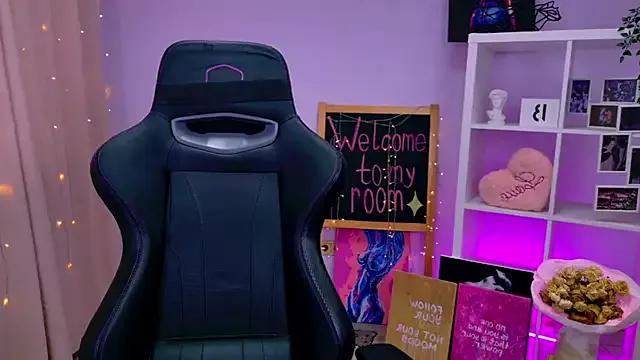 EllySunlover from StripChat