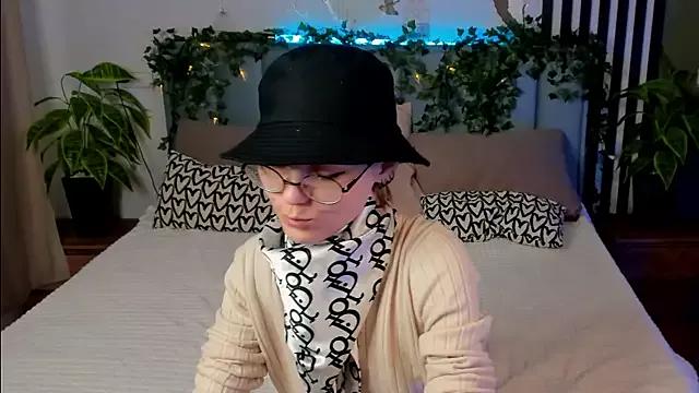 ema_spark from StripChat is Freechat