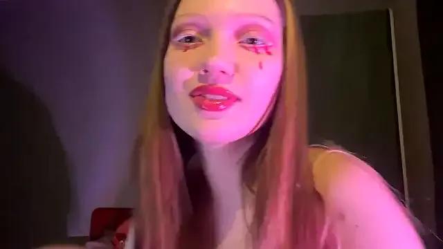 EmiIyKitty from StripChat is Freechat