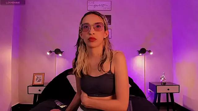 Emilia_Bons from StripChat is Freechat