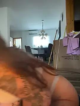 EmiliaCatalina from StripChat is Freechat