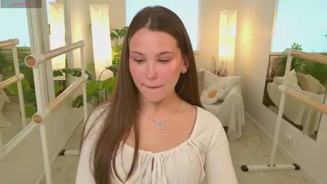 EmiliaDreams from StripChat is Freechat