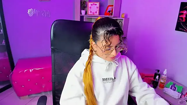 EmiliRouse_ from StripChat is Freechat